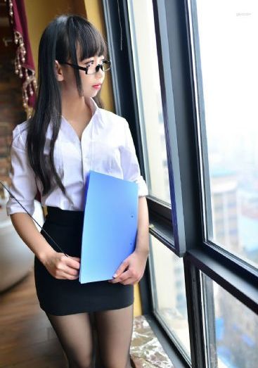 扒开她粉嫩的小缝尿进去动漫