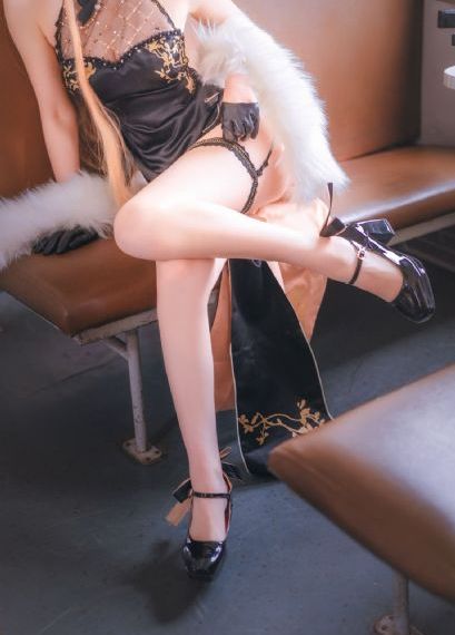 小受夹腿憋尿时被攻按小腹