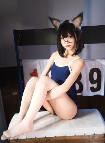 两女一指