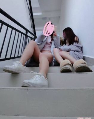 女大学生的沙龙室免费
